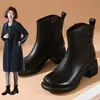 Botas de tornozelo com sola macia, botas femininas de algodão com forro de fleece para aquecimento, sapatos de couro, novo estilo outono/inverno 2026, botas simples, botas estilo Martin de cano médio para mulheres