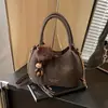 Bolso Cubo de Cadena al Hombro de Moda y Exquisito para Mujer, Nuevo Diseño de Nicho Invierno 2025 Bolso Elegante de Hombro Único Cruzado