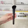 Pincel Angular de Contorno com Pelo de Esquilo Cinza para Contorno e Sombra Facial, Especializado para a Linha da Mandíbula, Feito de Pelo Animal Macio de Cangzhou