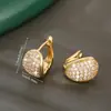 Nuevo diseño de hebilla de oreja redonda geométrica de cobre incrustado de circonio elegante europeo y americano Pendiente de aro brillante para mujer venta al por mayor de fábrica