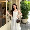 Vestido estilo resort francés con diseño de cuello irregular, ribete de encaje, rayas verticales, entallado en la cintura, adelgazante y tirantes finos para mujer
