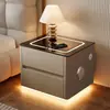 Mesita de noche inteligente para dormitorio del hogar, nuevo modelo 2026, lujo ligero con sensación de alta gama, gabinete popular de madera maciza con carga inalámbrica para dormitorio principal