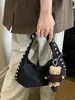 Bolso tote de ante con remaches transfronterizo para mujer, nuevo modelo 2026, bolso de mano de gran capacidad, bolso de hombro y para debajo del brazo, moderno y versátil