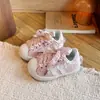 Zapatos para Niñas 2026 Otoño Nuevos Zapatos Deportivos Infantiles Moda Suela Suave Niños Grandes Entrenamiento Alemán y Tenis Forrest Gump Modernos
