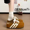 Novos sapatos 2026 de sola grossa, semi-Birkenstock, sapatos com molas que aumentam a altura, super populares, chinelos fechados para mulheres usarem na rua