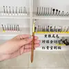 Pincel Chanfrado para Delineador Fio de Lobo Amarelo para Detalhes Finos no Canto Externo do Olho, Adequado para Aplicar Maquiagem na Parte Inferior dos Olhos, Marcar Pintas e Criar uma Ponta Afiada, Feito de Pelo Animal de Cangzhou