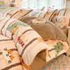 Conjunto de cama de quatro peças em veludo de leite espesso grau A, capa de edredom e lençol de cama de fleece de coral para inverno, design de desenho animado, adequado para dormitórios estudantis, conjunto de três peças
