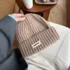 Gorro de Lana Tejido Azul para Mujer Otoño e Invierno 2025 Circunferencia de Cabeza Grande Gorro Versátil que Muestra la Cara Pequeño Cálido Gorro Protector para Orejas