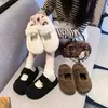 Chinelos femininos estilo preguiçoso de lã de cordeiro, nova coleção de inverno 2026, forrados com fleece para aquecimento, com sola grossa, que aumentam a altura e com design de bico fechado