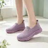 Atacado transfronteiriço Flyknit esportivas infláveis sola leve sapatos femininos 2026 Primavera/Outono Slip-on Pessoa preguiçosa moda feminina versátil em estoque