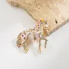 Joyas He Ming Estilo de Corte Europeo y Americano Diamantes Multicolores Incrustados Esmalte Caballo del Zodiaco Broche Versátil Diario para Mujer