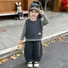 Conjunto de tres piezas gris a rayas para niña, nuevo atuendo de moda primavera y otoño 2026 para niñas pequeñas, traje elegante para niños pequeños