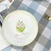 Venta al por mayor de fábrica platos de cerámica de 9.3 pulgadas Platos para queso platos de cerámica con dibujos animados lindos bajo vidriado para varios expositores de puestos callejeros