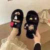 Chinelos fofos de uma tira para outono e inverno, chinelos florais de pelúcia, novos chinelos femininos peludos baixos para uso doméstico, 2026, adequados para uso externo e decoração
