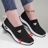 Zapatos de mujer de talla grande, con suela suave, para no cansar los pies, sin cordones, de malla, transpirables, de tela antigua de Beijing.