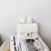 Bolsa Pequena Transversal Estilo Chanel com Laço Infantil Lançamento Primavera 2026 Nova Acolchoada com Corrente Princesa Bebê Ombro Pequena Quadrada