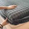 Novo Conjunto de Três Peças com Saia de Cama e Fronhas de Lã de Leite para Aquecimento de Inverno Cor Sólida Simples Uso Doméstico Protetor de Colchão Totalmente Fechado