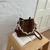 Bolsos vintage de nicho Shuai Mi Jia 2026 otoño nuevo bolso de mujer popular bolso cruzado de moda bolso de cubo tejido