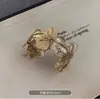 Pulseira Aberta Floral de Design de Nicho Europeu e Americano para Mulheres, Simples e Elegante, Sensação de Alto Padrão, Delicado Acessório de Braço de Luxo Leve