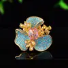 Broche Floral de Contraste Azul y Rosa Estilo Francés, Broche de Circonita Colorida Microincrustada, Accesorio Magnético Elegante y Versátil Anti-Exposición para Vestido