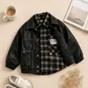 Conjunto estiloso de três peças para meninos para primavera e outono: Jaqueta de couro PU com gola reversa, camisa xadrez e jeans rasgado para bebês e meninos pequenos