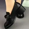 Zapatos de mujer de suela blanda, nuevo modelo otoño 2026, punta redonda con lazo, mocasines casuales para madres, zapatos pequeños de piel para mujer
