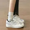 Lindas zapatillas blancas de lunares, estilo conejito adorable, nueva colección otoño 2026, zapatos versátiles atléticos y casuales para estudiantes, zapatillas de skate para mujer