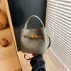 Bolsos de Mujer de Gama Alta de Nicho 2025 Nuevo Otoño e Invierno Retro Versátil Bolso Cruzado Bolso de Mano Casual para el Trabajo Bolso Cubo