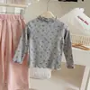 Camiseta básica de niña con cuello semi-alto floral, nueva camiseta de manga larga con volantes estilo coreano para primavera y otoño, prenda interior elegante para niños pequeños
