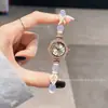 2026 Nuevo Reloj de Moda de Nicho de Lujo Ligero con Tachuelas de Diamante y Perlas con Cordón Ajustable, Reloj para Estudiantes, Reloj de Cuarzo Personalizado para Mujer
