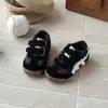 Tênis de Veludo Infantil 2025 Inverno Novo Estilo Coreano Meninas Solado Macio Quente e Leve Sapatos Forrest Gump para Crianças Pequenas e Médias