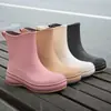 Botas de Chuva Femininas de Cor Sólida Versáteis Estilo Coreano Antiderrapantes Planas Quentes Meio da Panturrilha Sapatos Aquáticos Femininos Cozinha Externa Botas de Chuva Femininas Impermeáveis