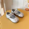 Sapatos de Couro para Meninas 2026 Nova Coleção Primavera e Outono Sapatos de Princesa Versão Coreana Sapatos de Solado Único com Laço para Bebês Sapatos Macios da Moda Tendência