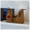 Bolsa de Axila para Commuter de Grande Capacidade Retrô no Atacado para Mulheres 2025 Nova Bolsa Tote de Superfície Macia Simples Bolsa de Ombro Versátil