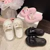 Chinelos Femininos de Verão para Uso Externo com Tira Única, Laço Estilo Francês, Sandálias de Praia, Novo Modelo 2026, Chinelos com Solado Grosso, Moda Inspirada na Chanel