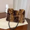 Bolso de mano retro transfronterizo nuevo otoño/invierno, bolso de hombro de cadena moderno y elegante, bolso de hombro de felpa versátil y chic