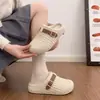 Zapatos de Algodón para el Hogar de Temperamento a la Moda para Mujer 2026 Otoño Invierno Nuevo Estilo Impermeables para Interiores Calentitos con Felpa Pantuflas Cerradas para Mujer