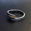 Anillo de media luna con diseño retro de nicho, moderno, ligero y lujoso, con personalidad sencilla.