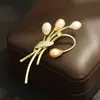 Broche de Perla con Bouquet Suave Francés Pin Incrustado con Perla de Agua Dulce Natural y Pedrería Lujo Ligero Temperamento Traje Abrigo Ramillete