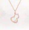 Collar de Calabaza de Gama Alta Chapado en Oro Rosa de 18 Quilates con Colgante de Ágata Roja Natural y Nácar Blanco, Doble Calabaza Incrustada con Diamantes