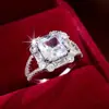 Anillo Cuadrado de Moda Europea y Americana de Lujo Ligero, Super Brillante, Diseño de Nicho de Venta Caliente para Compromiso y Boda con Incrustación de Circonita, Anillo Abierto Ajustable