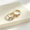 Pendientes únicos de aro anudados con incrustaciones de diamantes para mujer, pendientes de aro de alta gama y lujosos, pendientes de aro metálicos versátiles y elegantes para el uso diario