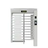 Puerta giratoria impermeable y antiescalada para exteriores, adecuada para áreas escénicas, estaciones y entradas de fábricas; presenta un diseño de barra transversal de altura completa, reconocimiento facial, lectura de tarjetas y escaneo de códigos QR