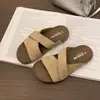 Sandálias slip-on estilo coreano com tiras cruzadas e solado grosso para mulheres, adequadas para uso externo no verão, antiderrapantes, versáteis, casuais, simples e adequadas para a praia