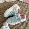 Tênis Brancos de Solado Grosso para Mulheres 2026 Novo Verão Sapatos Plataforma Baixos Tendência Nacional Casuais Estudante Tênis Dopamina para Mulheres