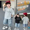 Conjunto de verão em jeans com mangas curtas e brilho para meninos, roupa casual estilosa e legal de duas peças para crianças, roupas de bebê da moda
