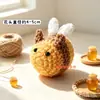 Pequeña abeja tejida a mano con hilo, cara sonriente colorida, girasol, naranja, pez koi, cabeza de flor de fresa, colgante, accesorios para ramo