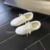 Zapatillas retro blancas de cuero genuino para mujer, nuevo modelo versátil para primavera y otoño 2026, zapatillas deportivas casuales, zapatillas planas para mujer