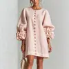 Vestido de algodão e linho estilo francês, com mangas bufantes florais tridimensionais, gola redonda, abotoamento simples, corte solto, valoriza a silhueta e é perfeito para férias.