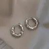 Pendientes de botón de mariposa de lujo ligero de alta gama, acabado arenado liso, moda irregular de nicho de lujo ligero, pendientes combinables para novia